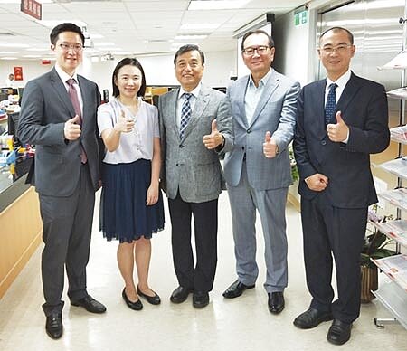 華南永昌證券南京分公司於1日舉行喬遷茶會,由副董事長許元禎(左起)、交易所副組長蔡佩雯、華南永昌證券董事長楊朝榮、總經理陳錦鋒、資深副總鍾選鳳共同與會。圖/郭亞欣