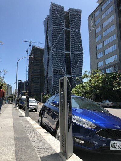 新北市交通局9月將試辦「智慧停車2.0系統」，圖為台南市已透過路側的停車柱無紙化自動開單。圖／新北市交通局提供