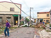 屏陸上龍捲風　貨車捲入民宅