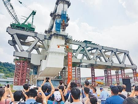 新北市長侯友宜1日上午出席安坑輕軌安心橋橋塔吊裝上梁典禮。(葉書宏攝)