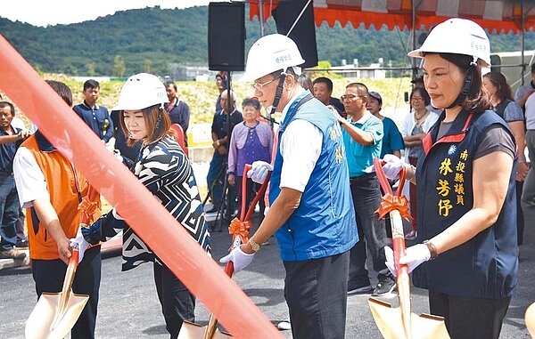 南投縣長林明溱(中)、立委馬文君(左)及縣議員林芳妤等共同主持動土儀式。(楊樹煌攝)
