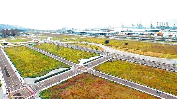 2014年開發完成的台北港特定區,2016到2018年間土地標售量掛零,今年土地標售價降約1成,盼引資進駐。(譚宇哲翻攝)