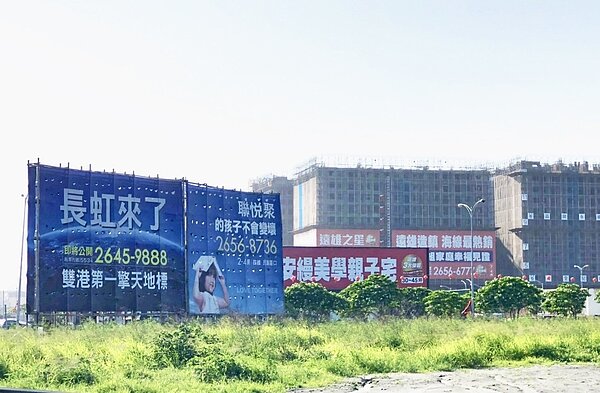 台中港特區房市最近熱鬧滾滾，北部指標建商遠雄、長虹陸續插旗推案，就連先行指標的地價也跟著水漲船高。記者宋健生／攝影 