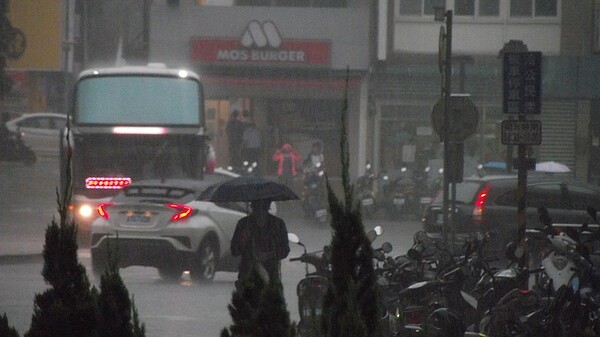 桃園下午大雷雨,到新北市鶯歌的鐵路雙向都受影間。記者鄭國樑/攝影
