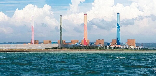 台中市環保局大砍台中火力電廠的生煤使用量,昨更進一步加碼,全年有長達7個月的空汙管制,只能使用5部機組發電,生煤量也受限制。 記者游振昇/攝影