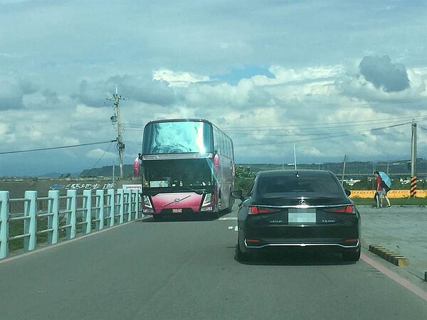 高美濕地入夏後遊客如織,大車小車湧入美堤街,尤以傍晚時分,交通最為混亂。(讀者提供)