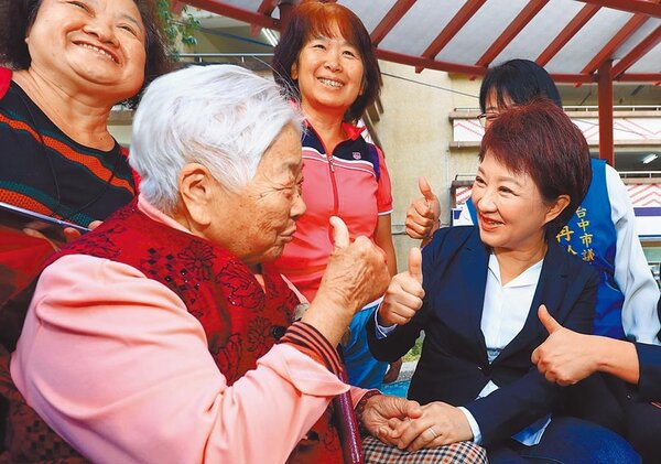 台中市長盧秀燕（右）兌現承諾，從7月1日起恢復老人健保補助，全市26萬名長輩受惠。（盧金足攝）