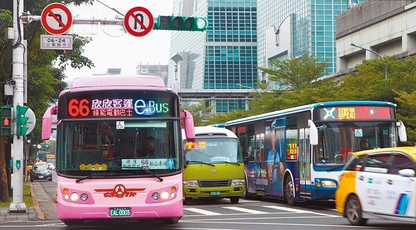 台北市長柯文哲研擬電動公車路線每年採取標售方式，促使業者有改進動力。（張立勳攝）
