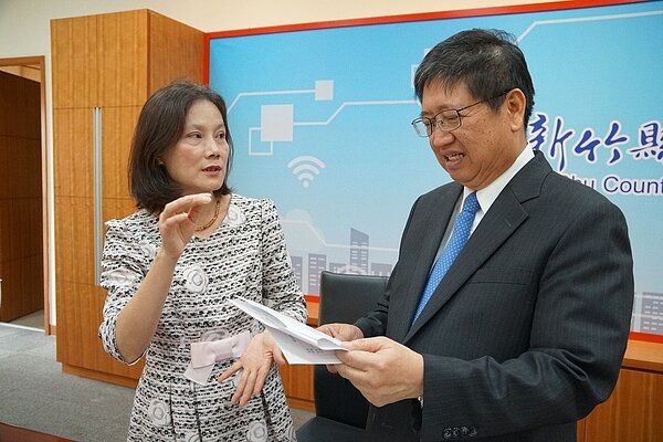 新竹縣政府稅捐局長彭惠珠(左)會後就房屋稅調降部分與新竹縣長楊文科(右)討論說明。 (聯合報記者郭政芬/攝影)