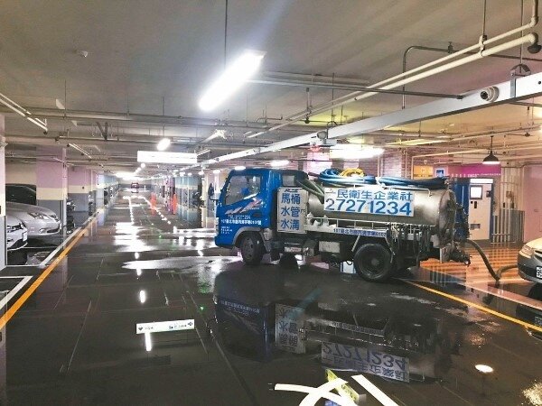 新北市民廣場地下停車場內水管昨因為暴雨破裂，導致停車場B3樓層積水。 圖／新北市交通局提供