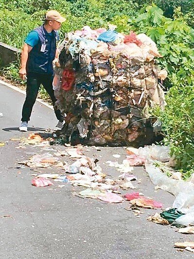 冬山鄉第２公墓便道被不肖業者偷倒生活廢棄物，現場惡臭不堪，連邊坡及先人墓地上都被垃圾汙染。 （圖／冬山鄉長林峻輔提供）