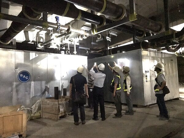 北市府、四大技師公會昨現勘大巨蛋施工,研判配合排水系統施,移動儲冰槽位置「尚屬合理」,並未違規施工。圖/台北市建管處提供