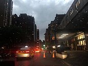 北市議員質疑大雨天黑為何不開路燈？　台電：會改善