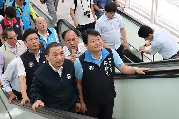 新北市長侯友宜與市議員一同視察環狀線中和站。（圖／新北捷運工程局）