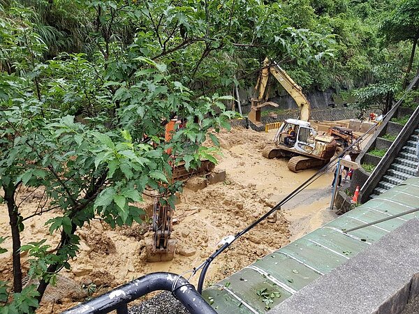 新北市汐止區秀山路段日前因連日大雨坍方，在今天凌晨因瞬間雨量過大，該路段又坍方，汐止區公所立即通報新北市工務局，預計在今晚6點恢復單線通車。圖／新北市工務局提供