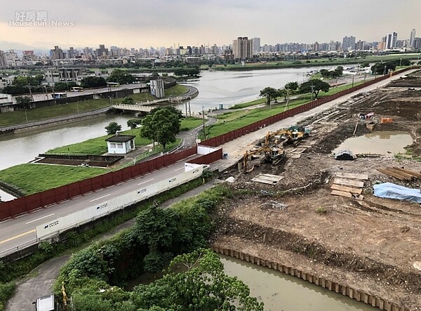 北士科二期填土整地工程水利處施工中。照片台北市水利處提供