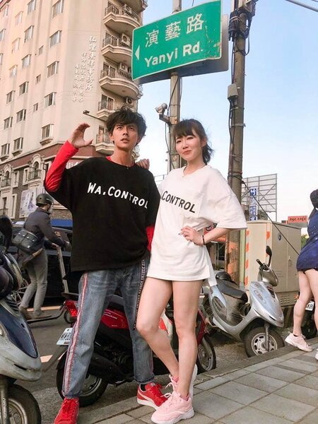 阿翔(左)和謝忻因外遇陷入演藝危機。（圖／摘自臉書）