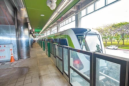 
台中捷運綠線3日開始機電系統試營運驗證，模擬實際營運班表。（盧金足攝）
 