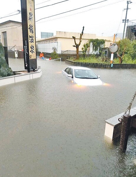 日本九州豪雨成災，圖為日本網友在推特上傳的照片，鹿兒島縣浸泡在水中，道路成了河道。（翻攝自推特）