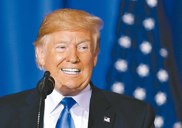 美國總統川普上月29日釋出准許美國企業出售產品和設備給華為的訊息,但美商務部卻在寄給執法人員的電郵中指出,若美國企業申請出售產品給華為,照舊按「默認為不予許可」來處理。 (歐新社)