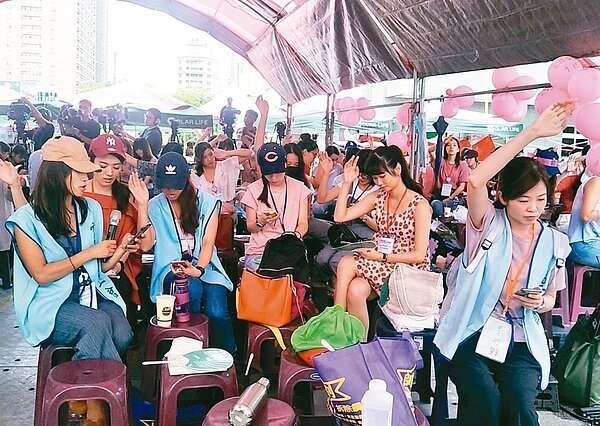 長榮罷工空服員昨唱起「我不離開」歌曲,表明不放棄罷工。 記者曾增勳/攝影