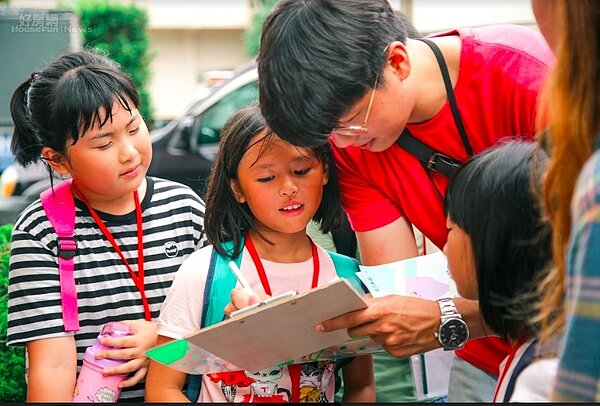 新北市政府城鄉發展局為推動都市計畫向下扎根政策,深入地方培養在地「小小城市夢想家」,以敢想、敢講、敢做的思考模式,從瞭解在地出發,進而對城鄉規劃有更深刻的認識。(新北市政府城鄉發展局)