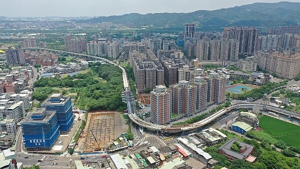 三峽區龍埔路至學成路（三峽站）施工照片。（圖／新北捷運局）