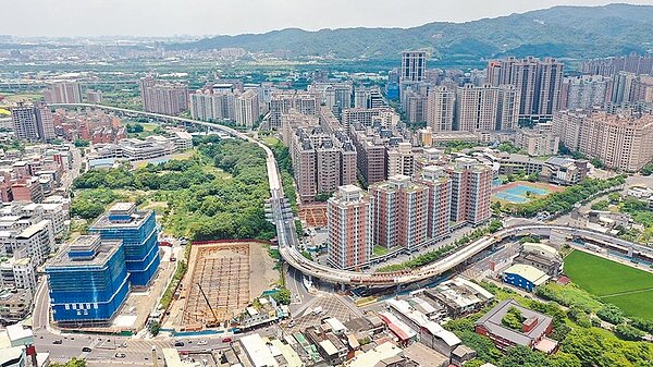 捷運三鶯線如火如荼進行中,延伸八德線可望在近期定案。(葉德正翻攝)