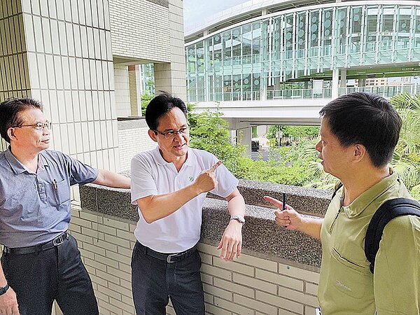 捷運綠線測試,大新國小家長會長葉俊麟(左)指出,列車進離站的音樂太大聲,恐影響教學,中市議員張耀中(中)籲市府交通局盡快在暑假前調整完成。(黃國峰翻攝)