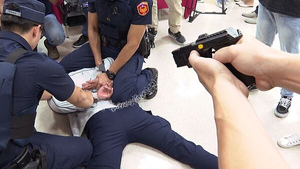 台北市捷運警察隊今天下午召開記者會,說明線上警力均配備包括手槍、電擊槍、警棍、辣椒噴霧器在內等裝備。記者謝育炘/攝影