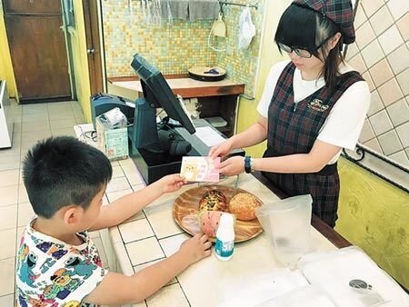 新竹市「呷熊飽」及「早安！飽貝」方案提供餐券，供弱勢孩童兌換三餐。（徐養齡攝）