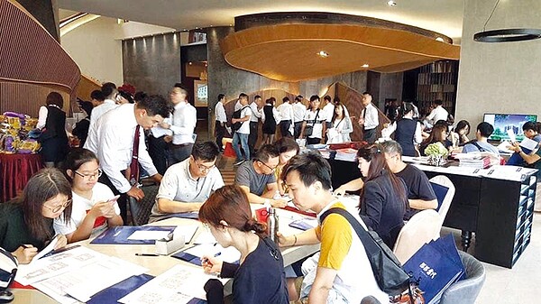 高醫「郡都當代」潛銷就熱度滿滿,更破天荒開放VIP優先選戶,人潮擠爆現場。圖/業者提供