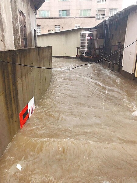 東門溪近日因豪大雨暴漲，造成周遭積水事件頻傳，新北、桃園聯合治理，要把民眾惡夢徹底解決。（葉德正翻攝）
