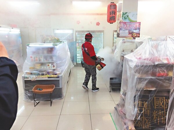 台南市中西區東菜市場昨起休市兩天，進行登革熱病媒蚊噴藥作業。 圖／衛生局提供