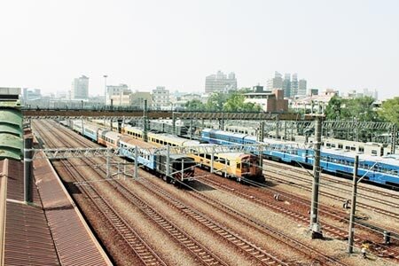 彰化車站位於鐵道山海線交會，彰化鐵路高架化，難度最高的當屬機務段調車場遷移。（吳敏菁攝） 