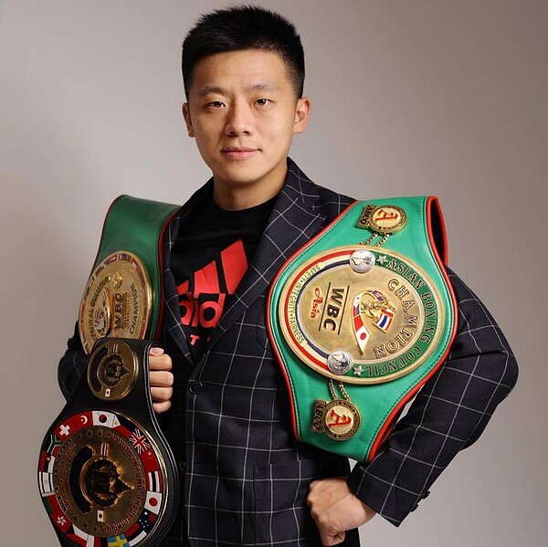 陸拳王練喻軒被網友起底,除了精通搏擊外,還是「學霸拳王」。圖擷自練喻軒臉書