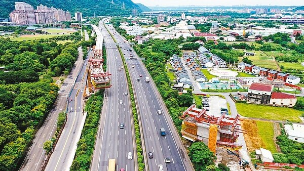 新北捷運三鶯線總進度達3成，拚2023年完工。三鶯線將跨越台鐵、高速公路各2處，橫越三峽河、大漢溪、鶯歌溪，工程極具挑戰性。 圖／新北市捷運局提供