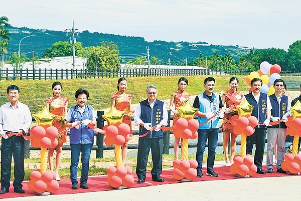 台中市新社區九渠溝流域逢雨必淹,台中市政府為解決水患,興建容量12萬噸的滯洪池。台中市副市長令狐榮達(前排左三)4日出席啟用典禮。(王文吉攝)