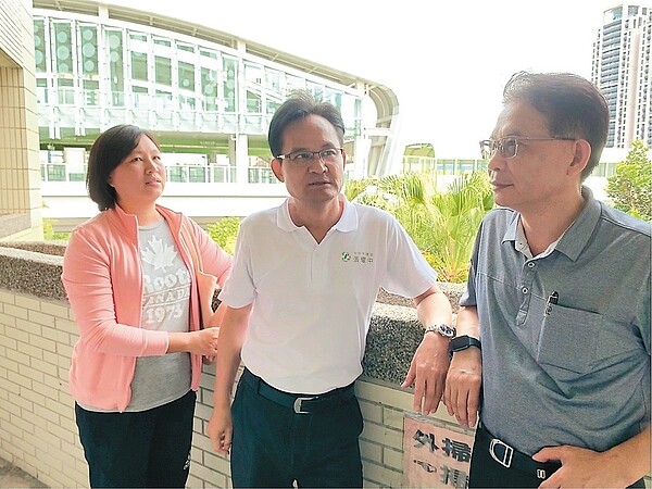 台中捷運綠線進行機電系統測試，大新國小家長會長葉俊麟（右）表示，車站音樂聲音太大，影響學校教學；後方即為捷運車站。 圖／民進黨議員張耀中提供