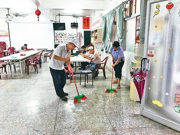 嘉義縣沿海東石鄉前天降逾百毫米豪大雨,排水宣洩不及。 圖/林文達提供