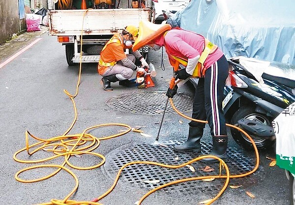 高雄市府針對緊急範圍，相關單位進行權管場域聯合稽查噴藥。 圖／高雄市衛生局提供