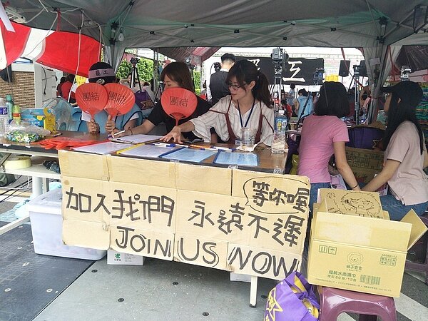 長榮空服員罷工棚持續設置櫃台,爭取空服員繳交三寶加入罷工行列。 (聯合報記者曾增勳/攝影)