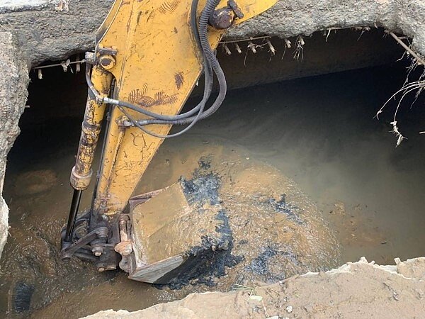 高市神農路清淤。（圖／高雄水利局）