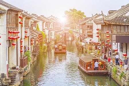 同樣是赴大陸江南訪勝,五福旅遊「福氣中國」安排的蘇州古鎮遊船,更在乎吃住與交通的品質。圖/五楅旅遊