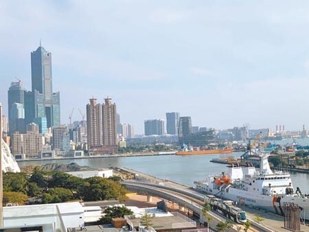 高雄市85大樓君鴻酒店(左建築)5日正式歇業解散,後續將由海霸王團隊入主。(柯宗緯攝)