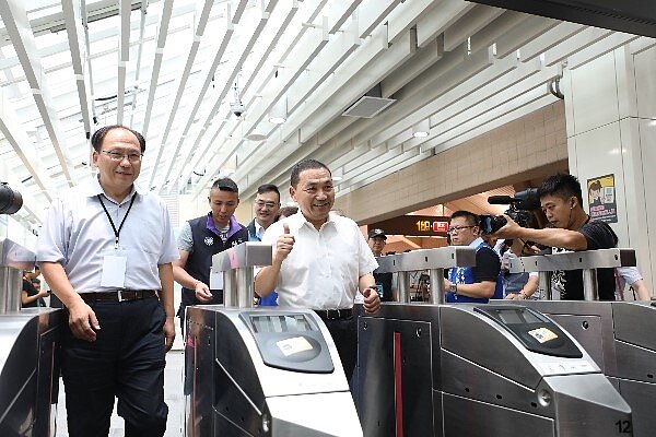 淡海輕軌紅樹林站連通道串接淡水信義線，大幅縮短民眾通勤時間。（圖／新北市政府）