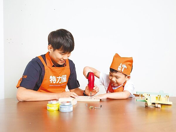 親子DIY木作就像玩積木,不僅要有物體結構概念,還能學習控制工具的技巧,打造實用又有趣味的手作品。(特力屋提供)