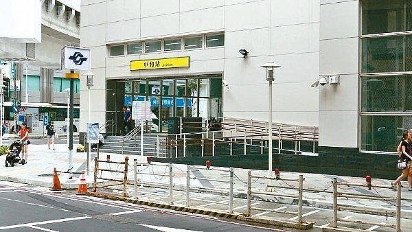 新北市環狀線中和站周邊140個機車停車格,已完工卻不開放,立委江永昌協調後,今起開放60格供民眾停車。 圖/江永昌服務處提供