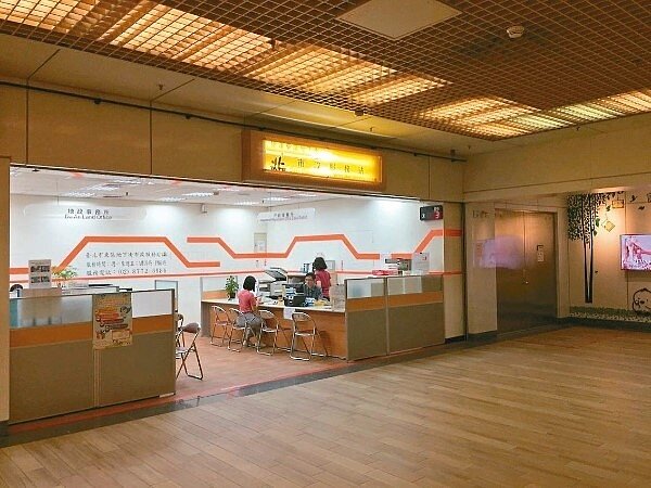 位在台北市東區地下街的市政服務站,8月將裁撤。 圖/議員王欣儀提供