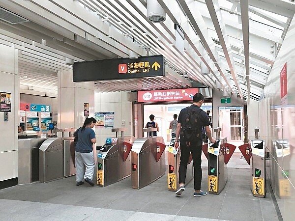 淡海輕軌紅樹林站是與台北捷運唯一的銜接轉乘站,過去轉乘需要出站再進站,現在已經連通,從原本5分鐘縮短為1分鐘。 圖/新北市捷運局提供